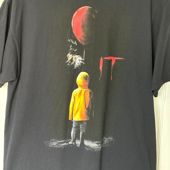 Stephen King's It Pennywise Clown Yellow Raincoat Graphic Print T-Shirt Mens L - Picture 4 of 5